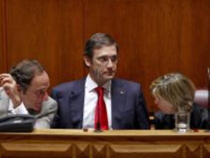 El primer ministro de Portugal, Pedro Passos Coelho (c), acompañado del ministro de Exteriores, Paulo Portas (i) y la ministra de Finanzas, Maria Luis Albuquerque (d).