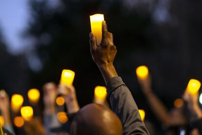 Manifestantes sostienen velas mientras escuchan a un orador durante una marcha y vigilia por Ahmaud Arbery en el barrio de Satilla Shores, en Brunswick, Georgia. Arbery fue asesinado a tiros el año pasado mientras corría en el vecindario.