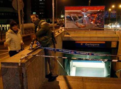 Un vigilante de Metro impide el paso a la estación de Cartagena tras el descarrilamiento de un convoy.