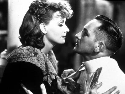 Greta Garbo y Fredric March en una imagen de la película <i>Anna Karenina,</i> dirigida por Clarence Brown en 1935.