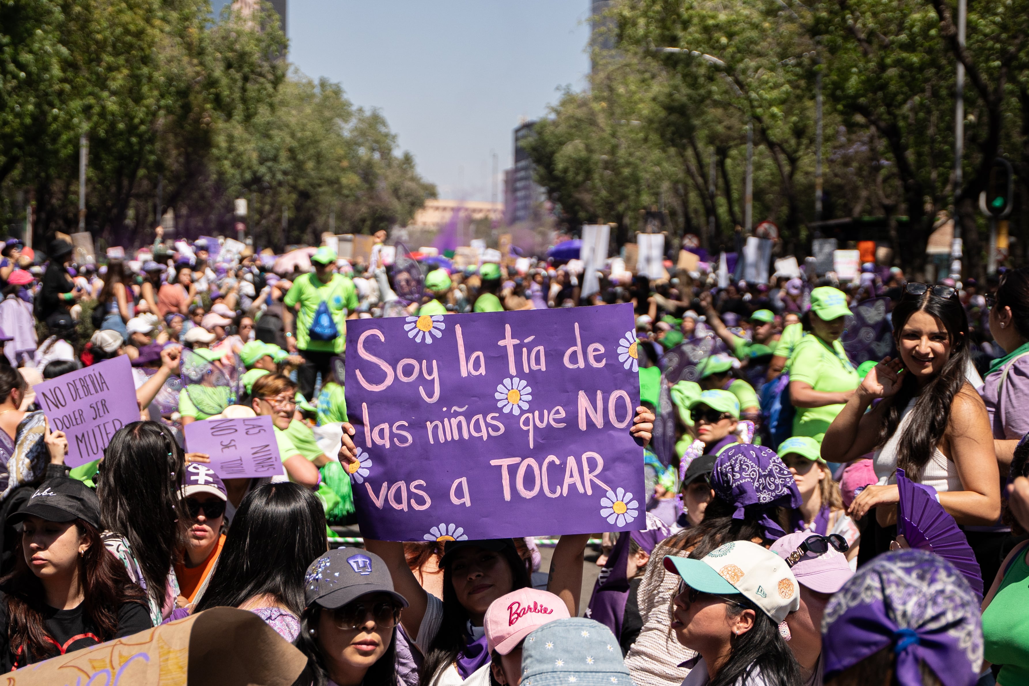 Un contingente avanza sobre Paseo de la Reforma, en la capital mexicana. 