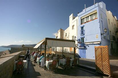 Terraza del restaurante Vista al Mar, en la calle del Príncipe de Peñíscola, junto a las murallas que rodean el casco antiguo de la localidad castellonense.