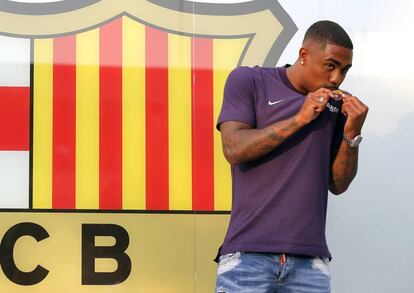 Malcom besa el escudo del Barcelona en su presentación.