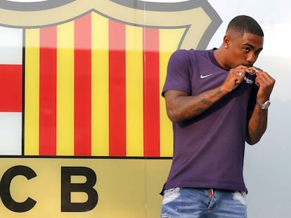 Malcom besa el escudo del Barcelona en su presentación.