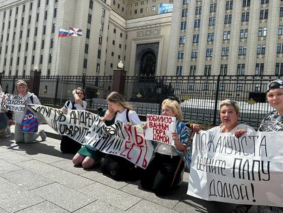 Un grupo de mujeres contra la movilización se manifiesta en frente del Ministerio de Defensa ruso, en Moscú, este lunes.