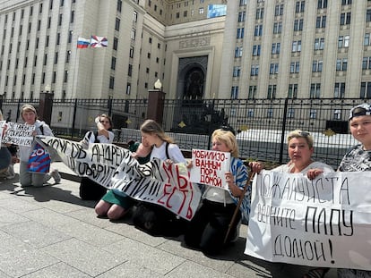 Un grupo de mujeres contra la movilización se manifiesta en frente del Ministerio de Defensa ruso, en Moscú, este lunes.