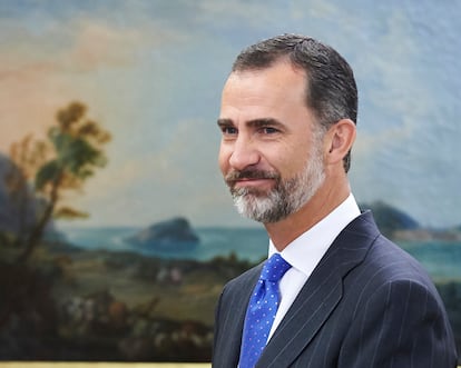 Felipe VI
Se licenció en Derecho en 1993 y completó un Máster en 1995, convirtiéndose en el primer rey de España de la historia en poseer tales estudios universitarios. Estudió la carrera en la Universidad Autónoma de Madrid y el Máster, especializado en Relaciones Internacionales, en la Universidad de Georgetown (en Washington).