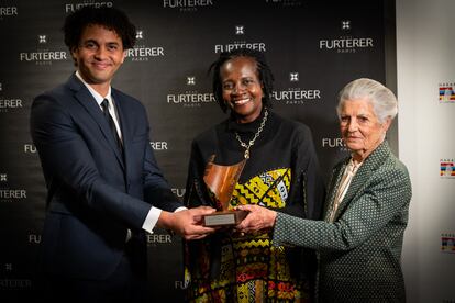 Florence Oloo recibe el Premio Harambee 2023. La científica keniana fue reconocida por su promoción de la mujer rural, así como por su protagonismo en la defensa de estándares éticos en los ensayos clínicos con seres humanos”, como explicó Antonio Hernández Deus, presidente de la ONGD Internacional Harambee.