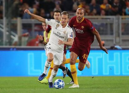 El jugador del Real Madrid, Marcos Llorente, corre con el balón perseguido por el jugador de la Roma, Steven Nzonzi.