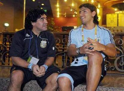 Maradona conversa con Agüero en el hotel de concentración de la selección Argentina en los Juegos Olímpicos de Pekín 2008.