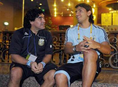 Maradona conversa con Agüero en el hotel de concentración de la selección Argentina en los Juegos Olímpicos de Pekín 2008.