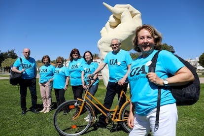 Los estudiantes de Erasmus para mayores de 50 años Guillermo blanco, Pepi Egido, Maria Egido, Flor Godinez, isabel Cortés y Miguel Ángel Úbeda, en el campus de la Universidad de Alicante.