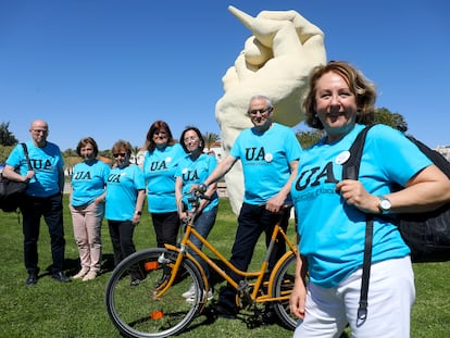 Los estudiantes de Erasmus para mayores de 50 años Guillermo blanco, Pepi Egido, Maria Egido, Flor Godinez, isabel Cortés y Miguel Ángel Úbeda, en el campus de la Universidad de Alicante.