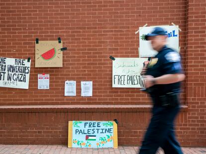 Un policía pasa frente a unos carteles contra la guerra en Gaza en la Universidad George Washington, en la capital estadounidense.