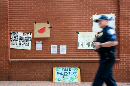 Un policía pasa frente a unos carteles contra la guerra en Gaza en la Universidad George Washington, en la capital estadounidense.