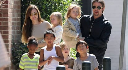 Angelina Jolie e Brad Pitt com os filhos em Nova Orleans, em 2011.