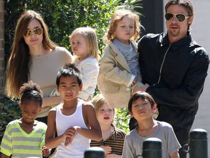 Angelina Jolie e Brad Pitt com os filhos em Nova Orleans, em 2011.