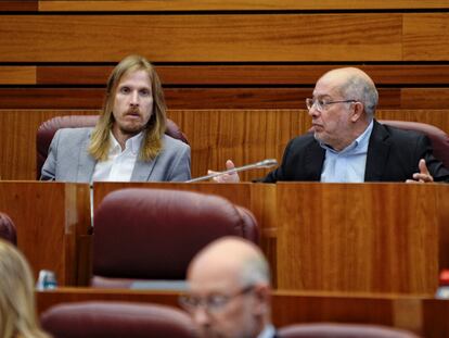 Los procuradores del Grupo Parlamentario Mixto de las Cortes de Castilla y León, Pablo Fernández (izquierda), de Unidas Podemos, y Francisco Igea (derecha), de Ciudadanos, durante la sesión plenaria de este miércoles en Valladolid.