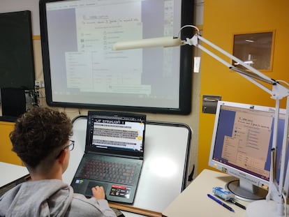 En la imagen, Alfredo Navarro, con discapacidad visual y 16 años, trabaja con su ordenador adaptado.