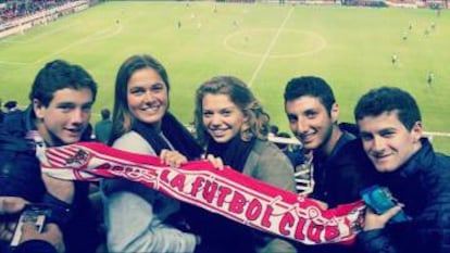 Chris Ulian (der.) con un grupo de amigos en el estadio del Sevilla, en 2014.