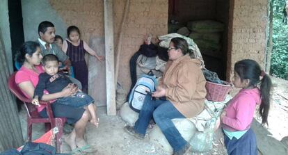 Lesbia Garcia, supervisora de los agentes de cambio de conducta, usando la tableta para recopilar datos de salud en Cop&aacute;n
 
 