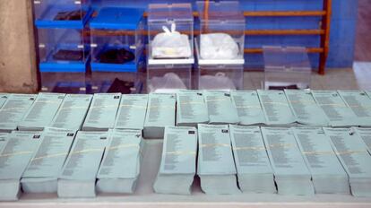 Papeletas y urnas preparadas para las elecciones del 26 de mayo.