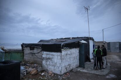 Trabajadores de Cepaim, visitan a una familia en su casa, situada en el interior de los invernaderos de El Ejido.