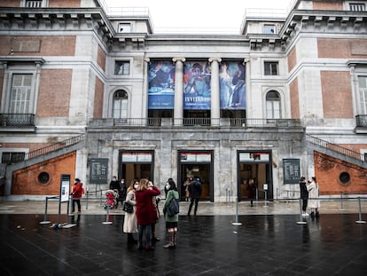 Varias guías se colocan frente a las taquillas del Museo del Prado, el pasado viernes.