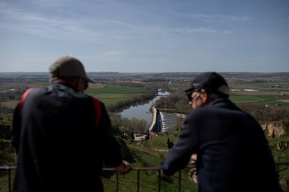 Dos hombres se asoman al río Duero desde uno de los miradores de la ciudad de Toro.