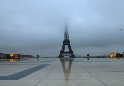 Vista de la Torre Eiffel de París (Francia) entre la niebla.