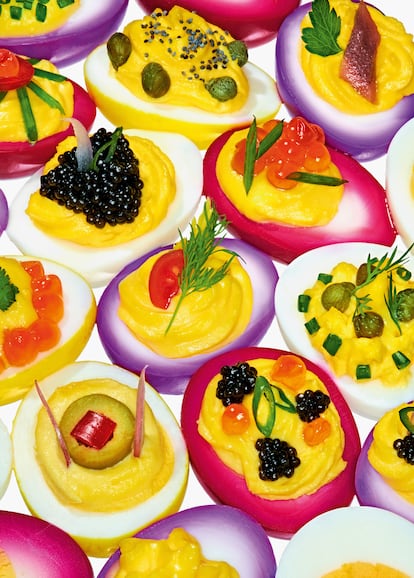 Huevos cocidos con salsas especiadas. Fotografía incluída en el interior de la obra 'The Gourmand. El huevo. Historias y recetas' (Editorial Taschen).