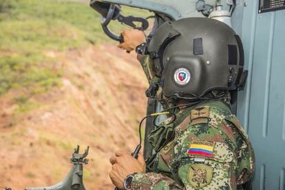 Un soldado colombiano, en una patrulla aérea.
