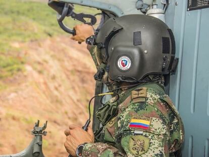 Un soldado colombiano, en una patrulla aérea.