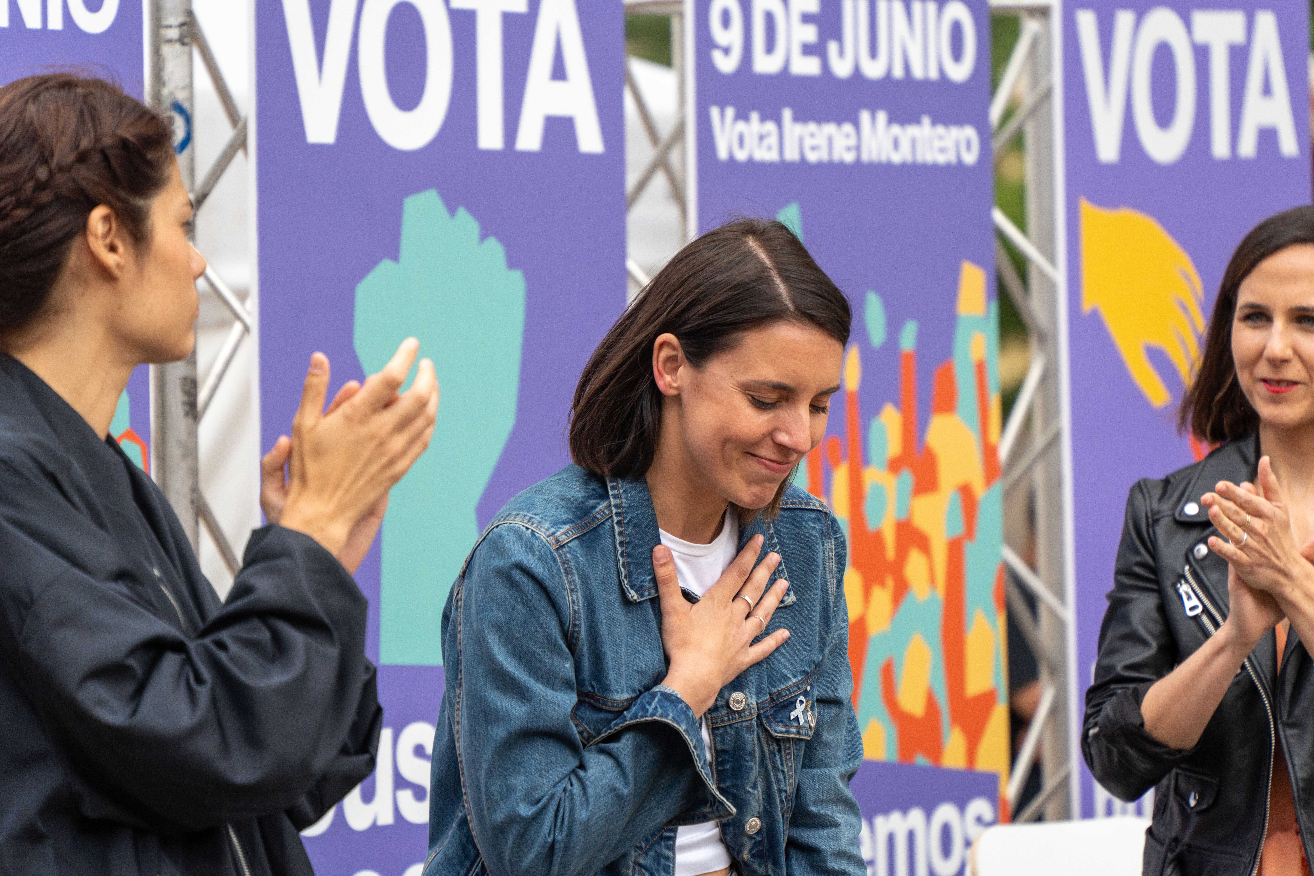 Irene Montero (centro), candidata de Unidas Podemos a las elecciones europeas, junto a la líder de la formación, Ione Belarra (derecha), en un acto electoral en Barcelona el 1 de junio. 