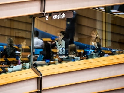 Intérpretes trabajan desde su cabina durante una sesión plenaria del Parlamento Europeo, en enero de 2020.