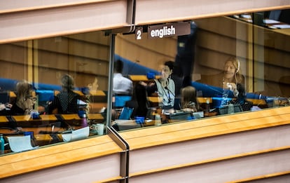 Intérpretes trabajan desde su cabina durante una sesión plenaria del Parlamento Europeo, en enero de 2020.