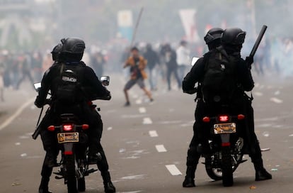 Policías antidisturbios durante una protesta contra la ley Ómnibus este martes en Yakarta.