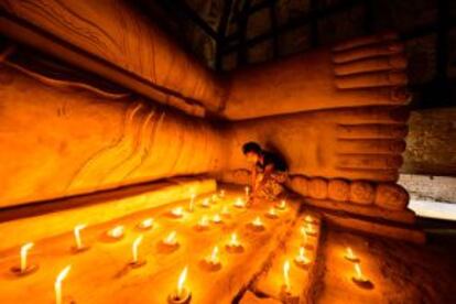 Interior de un templo budista en Bagan (Myanmar).