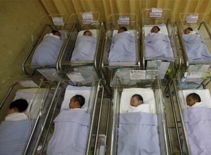 Bebés en una sala de maternidad de un hospital de Singapur.