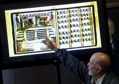 El arqueólogo Eduardo Matos Moctezuma muestra un altar similar al descubierto.