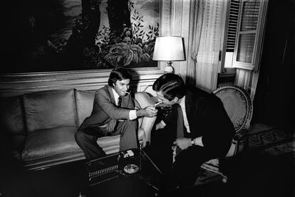 Felipe González, líder del PSOE, enciende un cigarrillo a Adolfo Suárez, presidente del Gobierno, en una imagen tomada durante una reunión entre ambos en el palacio de La Moncloa, el 27 de junio de 1977.