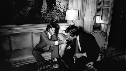 Felipe González enciende un cigarrillo a Adolfo Suárez, durante una reunión en La Moncloa el 27 de junio de 1977.