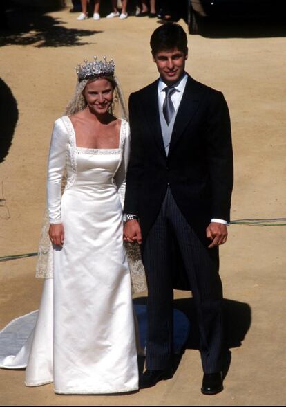 El diseñador vistió a Eugenia Martínez de Irujo en su boda con Fran Rivera el 23 de octubre de 1998.