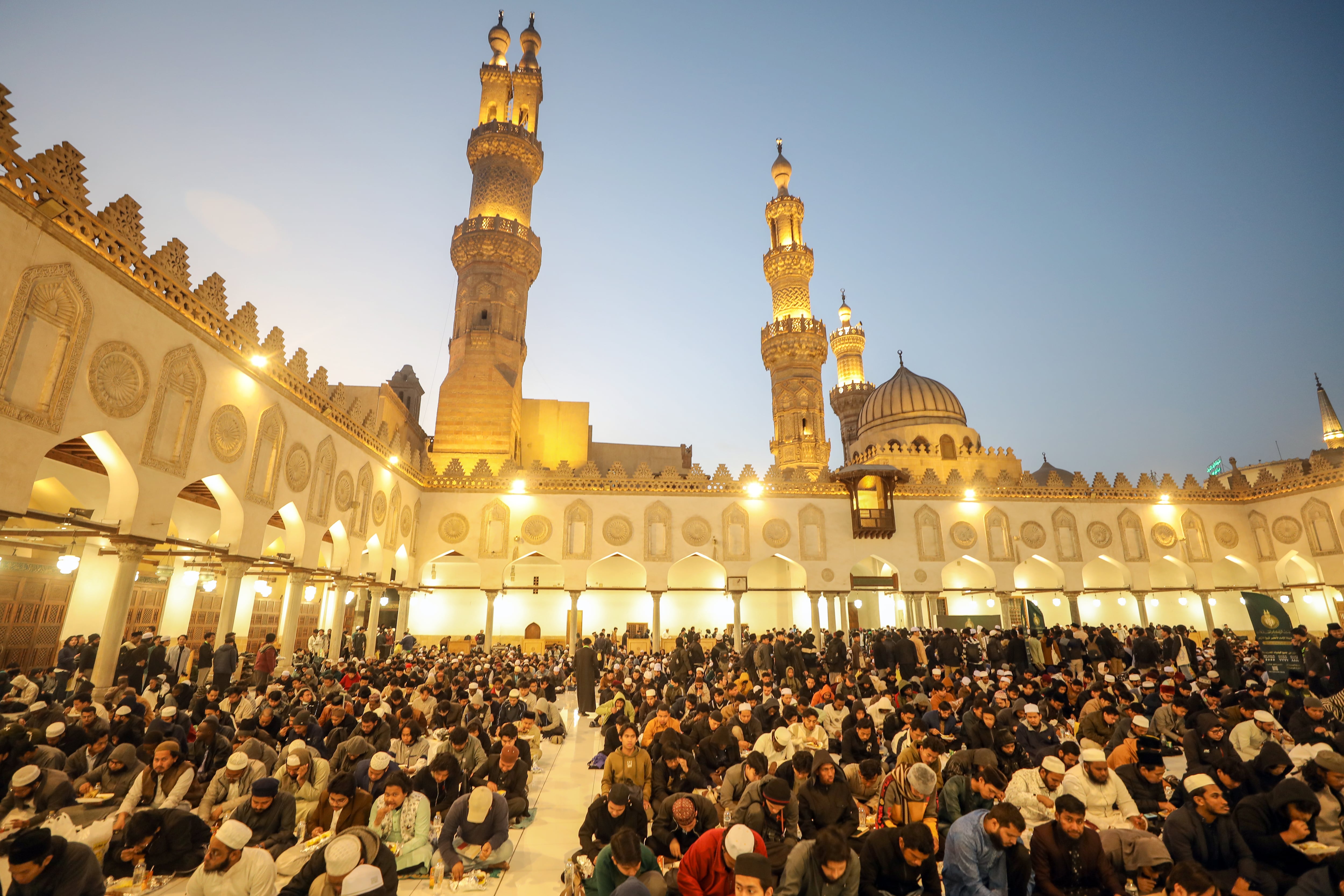 Miles de personas de diferentes países participan en el programa colectivo de iftar, comida que rompe el ayuno, en el patio de la mezquita Al-Azhar en El Cairo, el pasado 4 de marzo.