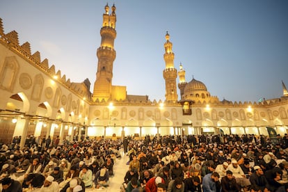 Miles de personas de diferentes países participan en el programa colectivo de iftar, comida que rompe el ayuno, en el patio de la mezquita Al-Azhar en El Cairo, el pasado 4 de marzo.