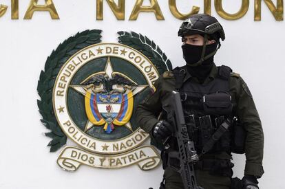 La explosión se ha producido dentro de las instalaciones policiales cuando se estaba celebrando una ceremonia de entrega de medallas. En la imagen, un militar vigila los aledaños de la academia de policía de Bogotá.