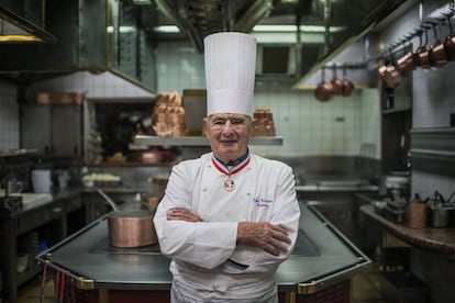 20 DE ENERO. El chef de chefs fue el inspirador del movimiento bautizado como 'nouvelle cuisine', una reinterpretación más ligera —menos salsas, menos mantequilla, sabores más naturales y alimentos absolutamente frescos— de la cocina tradicional francesa que le devolvió a la gastronomía gala su fama mundial. Creó un imperio culinario con más de una veintena de restaurantes en Francia y en el extranjero valorado en más de 50 millones de euros en volumen de negocios anuales.