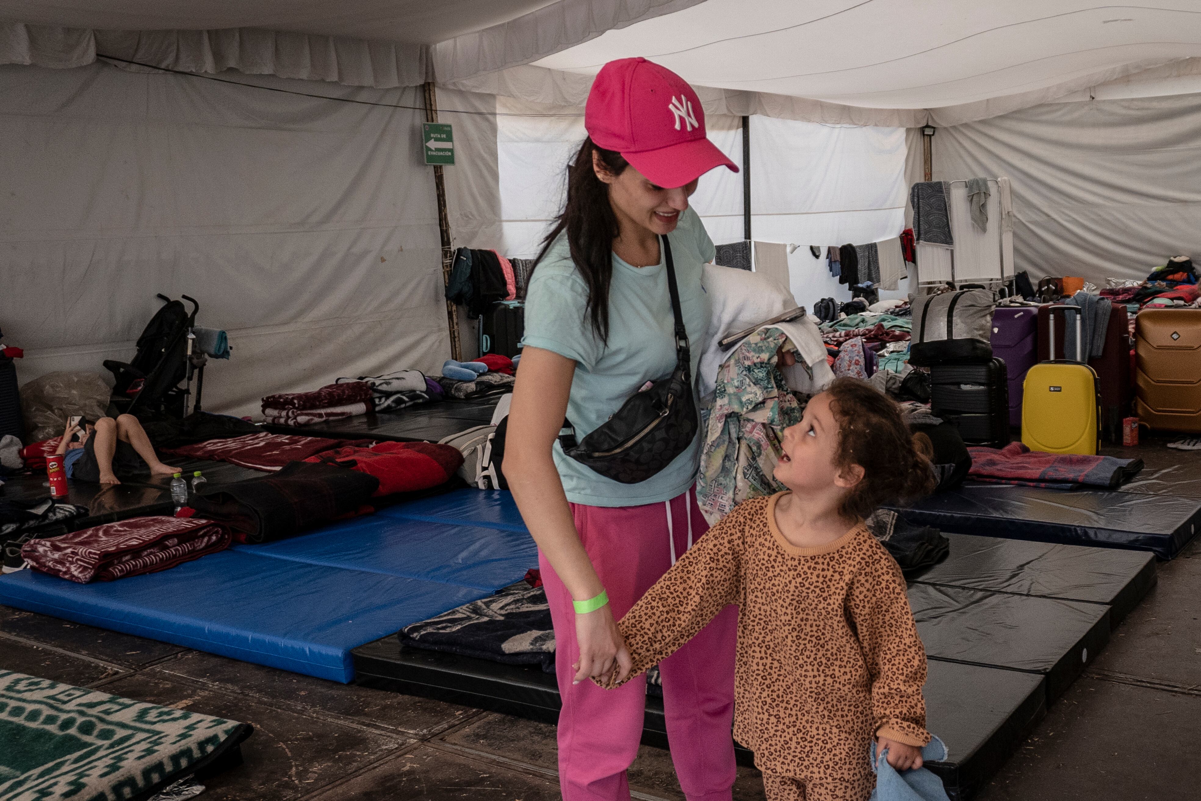 Hasmik se encuentra con su hija pequeña en el campamento para refugiados ucranianos instalado en Ciudad de México. 