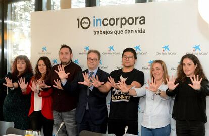 Marc Sim&oacute;n, de Fundaci&oacute;n La Caixa (en el centro), con participantes del programa Incorpora.