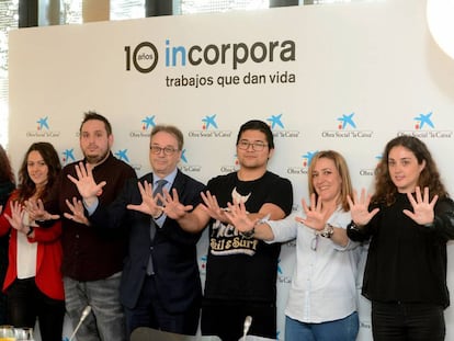 Marc Sim&oacute;n, de Fundaci&oacute;n La Caixa (en el centro), con participantes del programa Incorpora.